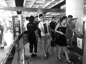 南京地鐵新街口站，大多數(shù)市民自覺配合安檢