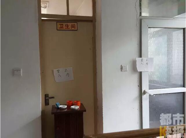 當馮女士走出大門，繞到院子的側(cè)面時，衛(wèi)生間窗戶下方草叢中的一幕，讓她驚出了一身冷汗。農(nóng)家樂老板娘馮女士：“就是孩子，旁邊帶著胎盤?！弊蛲硎稽c半事發(fā)后，馮女士報了警，很不幸，男嬰已經(jīng)死亡。涉及的兩個房間，暫時被封鎖，里面已經(jīng)清理干凈。隨后記者也從轄區(qū)草堂派出所了解到，這兩男一女三人是朋友關(guān)系，女子的年齡大概是二十二三歲。該女子事發(fā)后被送往醫(yī)院，同行的兩名男子當時被警方帶去派出所接受了筆錄調(diào)查后，已經(jīng)離開了派出所。