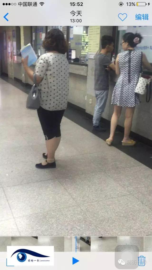 該女子在大廳內(nèi)徘徊發(fā)現(xiàn)女患者便主動(dòng)上前搭訕。