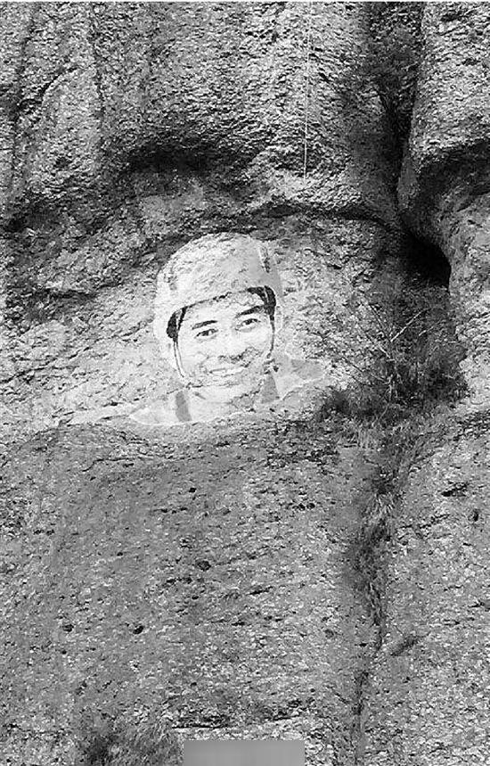 37歲癡情女懸崖上畫男子頭像示愛(ài)