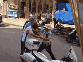 嫌疑男子涉嫌無(wú)證駕駛摩托車(chē)，且車(chē)輛違規(guī)加裝遮陽(yáng)傘并在行駛時(shí)不戴安全頭盔，辱罵毆打執(zhí)法交警。 本文圖片均來(lái)自 廣西梧州在線(xiàn)警務(wù)