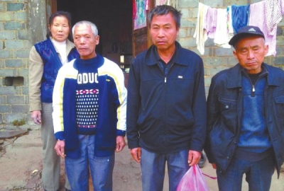 已被判死緩、在獄中服刑的4個(gè)村民的家人一直在為兒子喊冤。圖片來(lái)自網(wǎng)絡(luò)