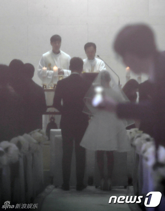 金泰?；槎Y照曝光 穿短裙手挽Rain做彌撒