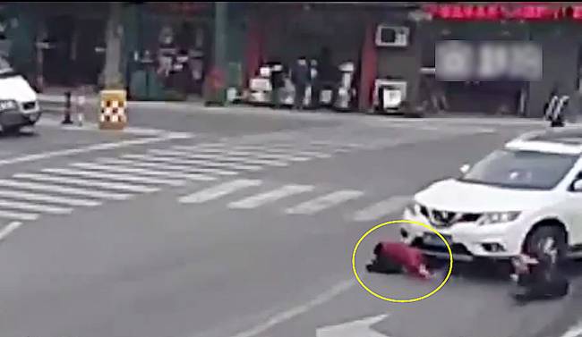 圖為小姑娘被卷進車輪下瞬間。