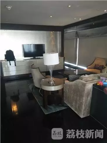 何女士稱當(dāng)時(shí)自己正在換衣服，順眼看了一下窗外，就看到了幾個(gè)人影，其中一個(gè)人拿著手機(jī)，三個(gè)男的朝這邊望。何女士表示，剛開始還以為是出現(xiàn)了幻覺，后來發(fā)現(xiàn)，玻璃中的映射人影就是隔壁房間的住客。