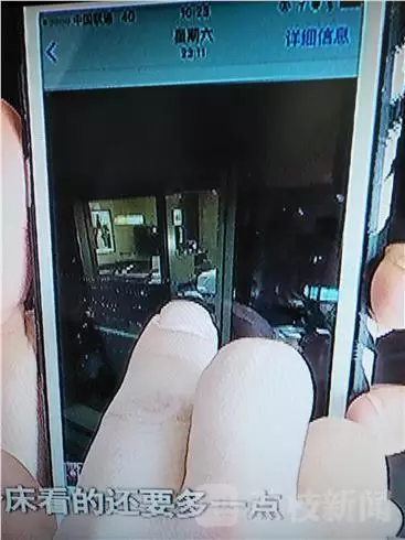 酒店前廳負(fù)責(zé)人李經(jīng)理：我們?nèi)ピ儐栠^，警察也詢問過，警察有錄音，他說他沒有錄像，第一個(gè)人說肯定沒有錄像，第二個(gè)人沒有口頭保證。對(duì)于何女士反映的晚間玻璃外墻變成“鏡子”反光的情況子。負(fù)責(zé)人表示，在客人入住酒店的時(shí)候，酒店工作人員一般會(huì)對(duì)客人進(jìn)行提醒，要求客人將房間的窗紗全部關(guān)閉，不過這一說法卻遭到了何女士的否認(rèn)。酒店前廳負(fù)責(zé)人李經(jīng)理稱，這個(gè)雙層玻璃的設(shè)計(jì)是環(huán)保設(shè)計(jì)，冬暖夏涼，如果是單層冬天會(huì)非常冷。