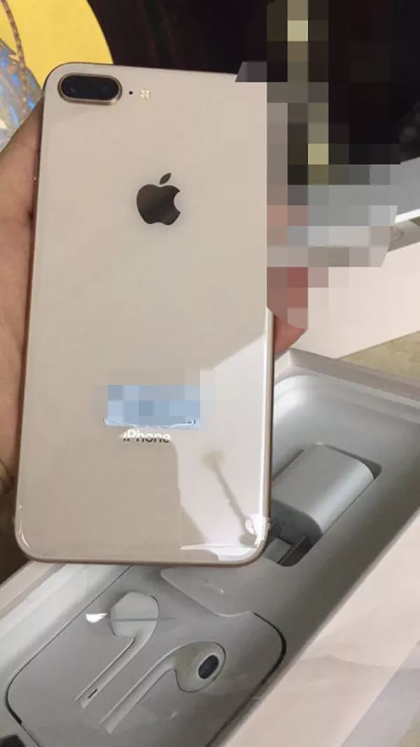 女子買(mǎi)iPhone 8才2天充電時(shí)就冒煙 直接用水澆手機(jī)