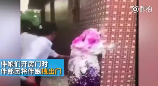 據(jù)澎湃新聞消息，近日廣東江門開(kāi)平某村又現(xiàn)惡俗婚鬧。男方兄弟團(tuán)去接新娘的時(shí)候，先用彩帶對(duì)著姐妹團(tuán)狂噴，后來(lái)甚至有人用滅火器直接噴伴娘面部，害的伴娘差點(diǎn)被送進(jìn)醫(yī)院。