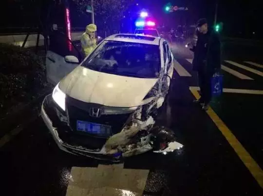 今天凌晨，杭州一對環(huán)衛(wèi)工夫婦被車撞進錢塘江