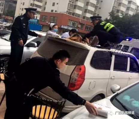 ▲女子跌落至一面包車車頂，民警和醫(yī)護(hù)人員將其救下。