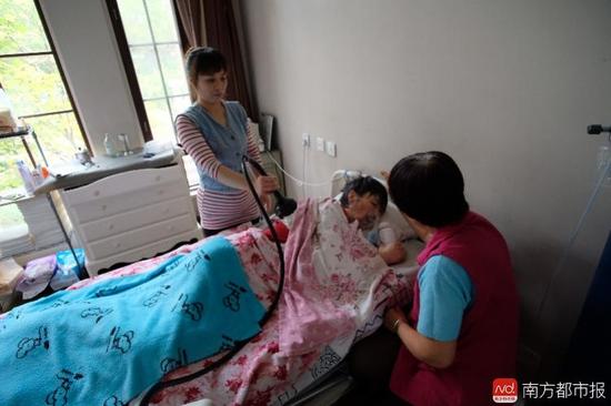 每次排痰，張津華就會(huì)癲癇發(fā)作，這是她腦部?jī)H有的電信號(hào)。（羅逸爵 攝）