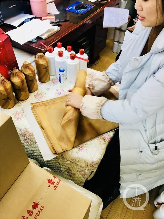 正在對白酒進行包裝處理的經(jīng)營戶。