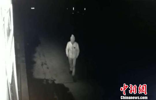 男子因無(wú)力償還高利貸深夜蒙面砸ATM機(jī)“取”款還債