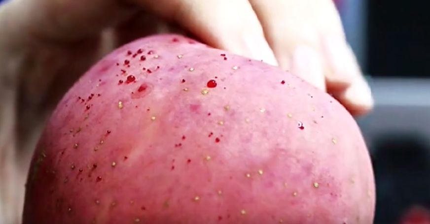 嚇懵！女子用熱水泡蘋果結(jié)果冒出血珠 咋回事？