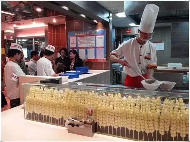 知名餐廳被指沙拉里吃出帶血創(chuàng)口貼 店長遭潑飲料