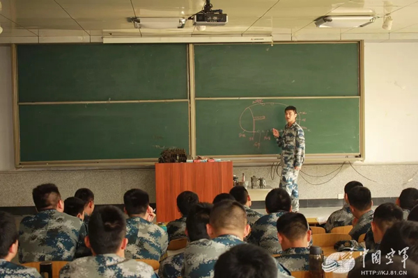 空軍找上藍翔技校聯(lián)合培訓：為的就是挖掘機