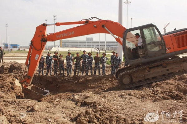 空軍找上藍翔技校聯(lián)合培訓：為的就是挖掘機