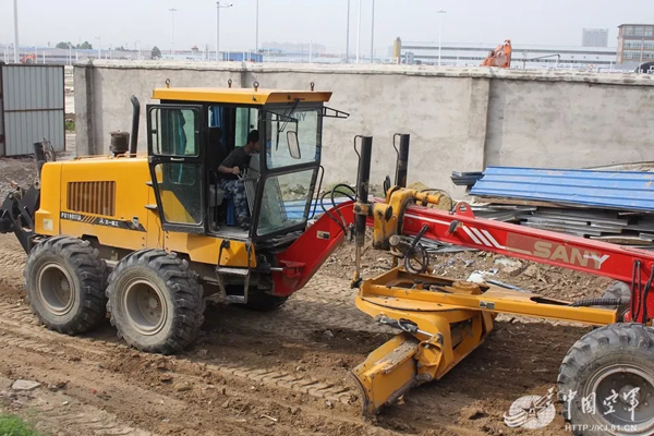 空軍找上藍翔技校聯(lián)合培訓：為的就是挖掘機