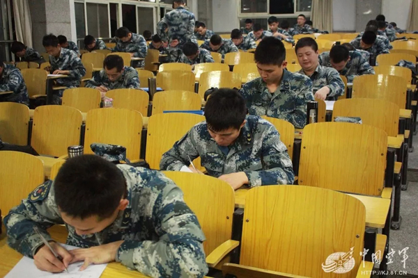 空軍找上藍翔技校聯(lián)合培訓：為的就是挖掘機