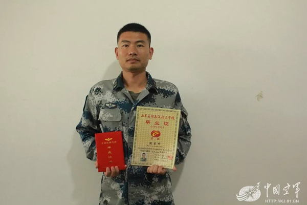 空軍找上藍翔技校聯(lián)合培訓：為的就是挖掘機