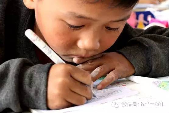 小手黑黑的，像是很少洗