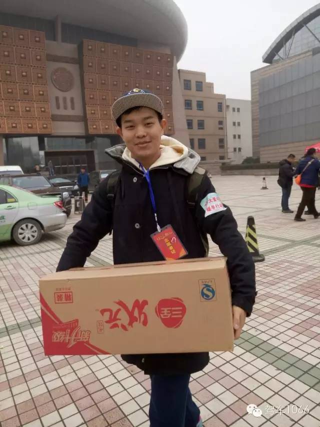 河南電臺1066主持人小澤，搬送愛心餃子。