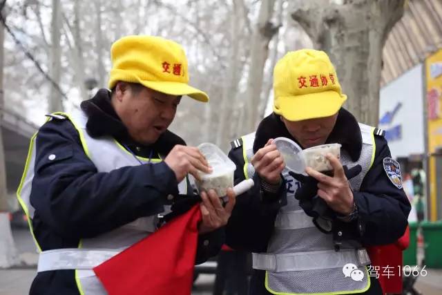 1066小分隊和志愿者來到金水路文化路，給這里執(zhí)勤的交警和協(xié)管送去暖心餃子。