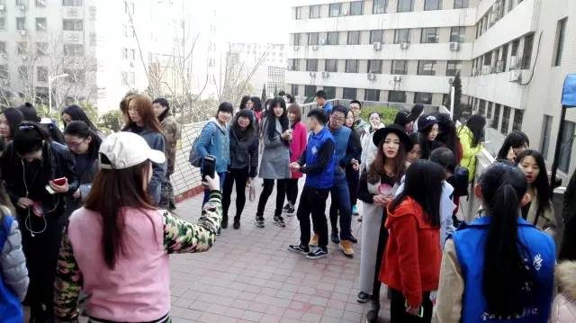 還沒開始時(shí)大家已經(jīng)開始有序排隊(duì)了，棒棒噠！