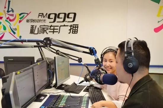 美女嘉賓來做客直播間，麥姐看莫非的眼神，嘖嘖，愛一個(gè)人是什么感覺？