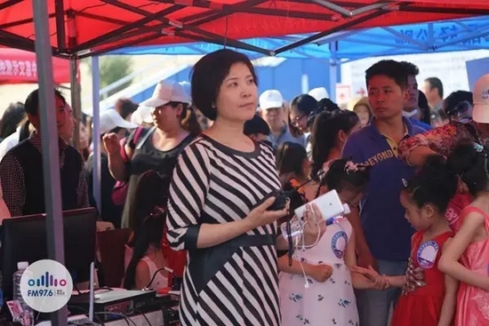 976老大木子一手手機(jī)一手對(duì)講一臉嚴(yán)肅，這是有多緊張呢？