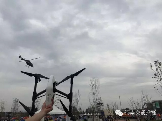 你以為音樂節(jié)只有音樂嗎？交廣號和無人機(jī)也在哦，看見它就揮揮手吧！