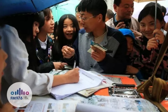 現(xiàn)場觀眾被臺上的浪漫氣氛感染，紛紛報名參加現(xiàn)場表白。