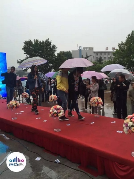 　　好友從屏幕后面走出來，他們特意從陜西、平頂山趕來為兩人送出祝福。