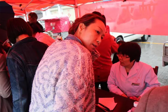 了解到有老人看病不方便，河南電臺1074綠色頻道活動小組欒老師將醫(yī)生請到老人身邊，親自為她診斷。