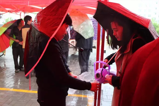 在寒冷的天氣中，為了能讓專家大夫們喝上熱水，紅改主任與柳青不斷的給大家添水。