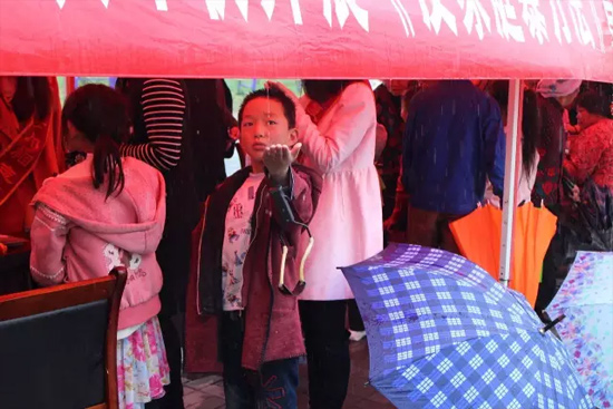 因?yàn)橛晗碌奶?，小男孩玩起了接水游戲? oldsrc=