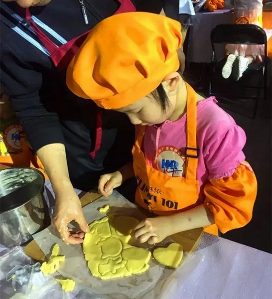 在爸爸媽媽的陪同下，親手制作餅干