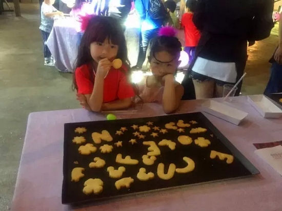 烤制好的餅干，發(fā)揮想象力，畫上美麗的圖案