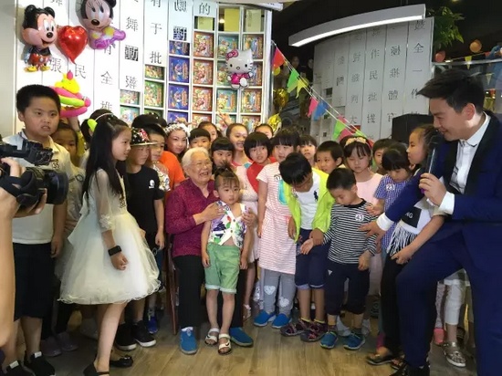 　　豫劇表演藝術(shù)家高潔老師和孩子們在一起，講述自己和戲曲的故事，祝福所有的小朋友節(jié)日快樂。