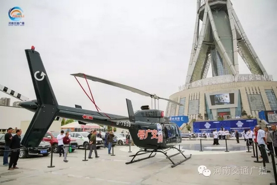 張貼著愛心助考車貼的“交廣號”直升機也同時起飛，共同開啟了今年的愛心助考之旅。