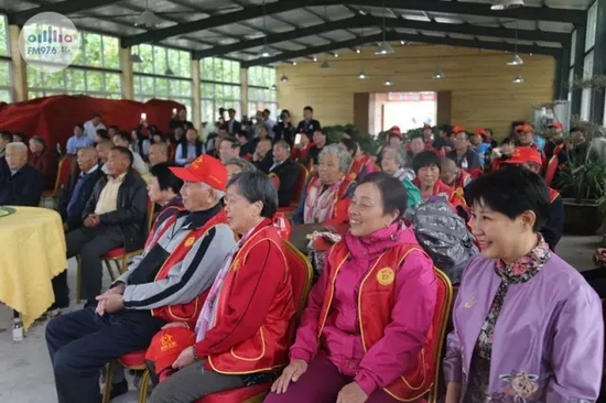 臺上展風(fēng)采，臺下笑開懷