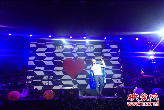 嚴爵及相信音樂旗下其他藝人賣力演出。