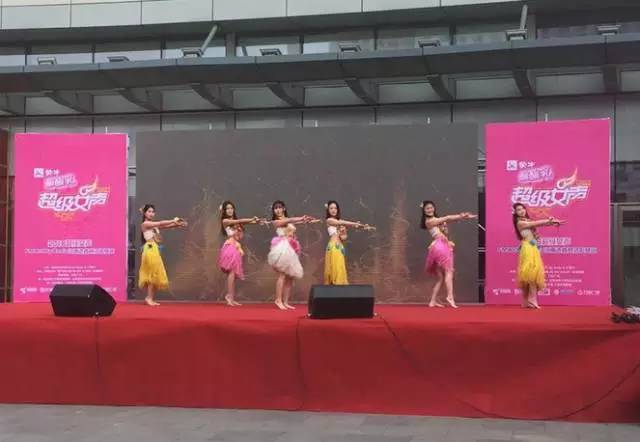 伴隨著舞蹈演員們的開場，比賽在上午10點半正式拉開序幕