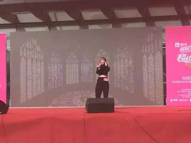 這pose一看就是在飆高音，猜猜看她唱的是哪首歌？