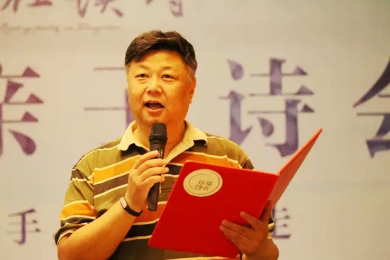 第一個節(jié)目便是重磅，大象融媒·欣欣象融網(wǎng)絡科技公司董事長魏峰帶來沈浩波的作品《在夏天時想起秋天》