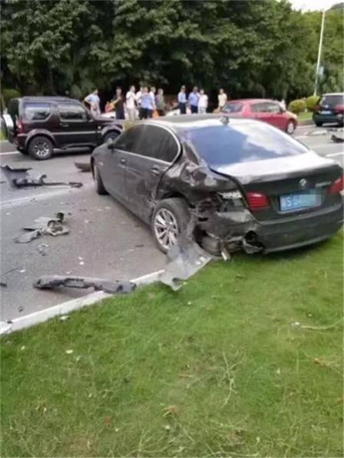 400萬(wàn)法拉利撞成廢鐵 車(chē)主淡定自拍合影