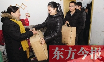 昨天下午，多位東方今報愛心讀者前往鄭州市困難戶家中贈送棉被