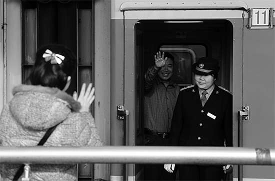 揮手向親人告別，并祝福一路平安