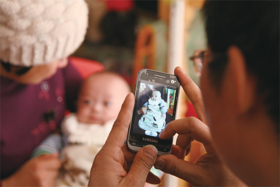 拍幾張照片，帶回去給孩子的爺爺奶奶看
