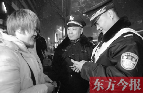 鄭州市公安局金水路分局黃柏仁局長(zhǎng)（中）帶領(lǐng)民警夜間在轄區(qū)巡邏
